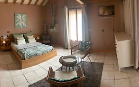 chambre salon indépendant, salle de bain wc privés, jardin privé, piscine partagée près d'un lac